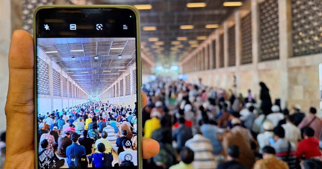 Acara Buka Puasa Akbar yang diselenggarakan oleh BAZNAS, Bango dan Royco di Masjid Istiqlal, Jakarta Pusat pada Jumat (15/3/2024). - Popmama.com/Argya D. Maheswara